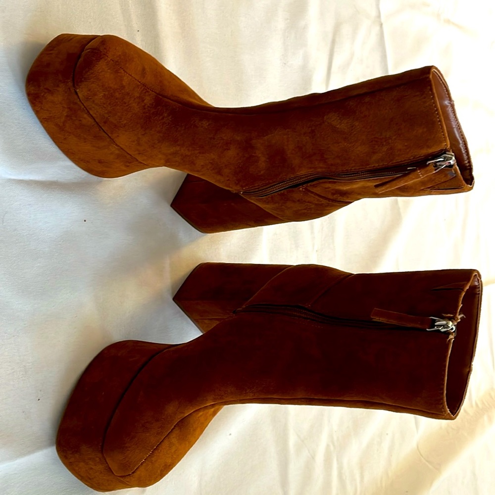 Forever 21 brown faux suede platform boots round toe, zipper closure,